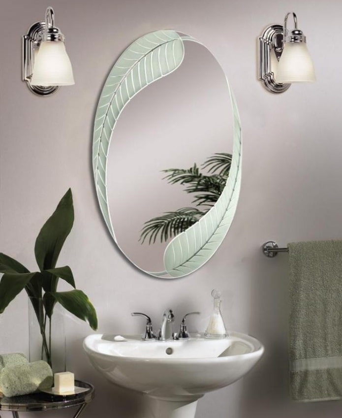 spogulis ar smilšu strūklu rakstu vannas istabas interjerā
