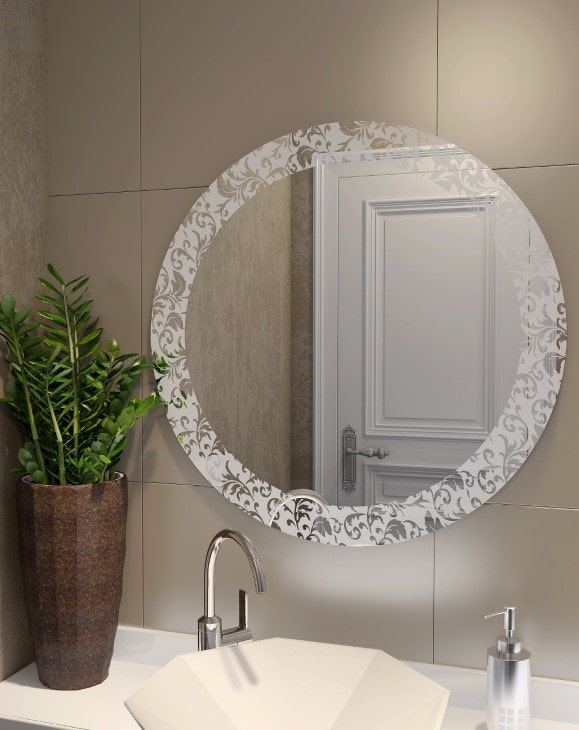 specchio con motivo sabbiato all'interno del bagno