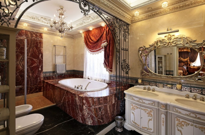 zrkadlo v interiéri kúpeľne v barokovom štýle