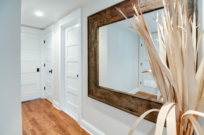 specchio in una cornice di legno all'interno del corridoio