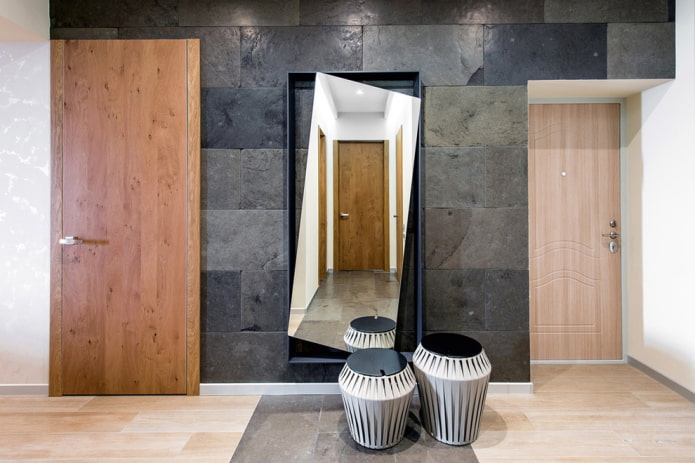 spogulis koridora interjerā modernā stilā