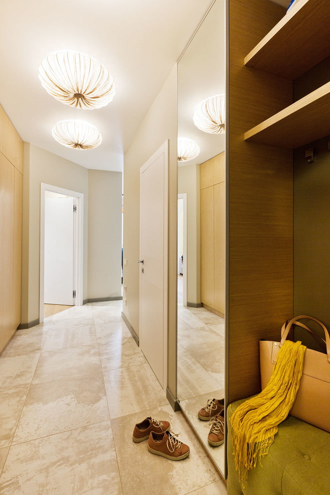 specchio integrato nei mobili all'interno del corridoio