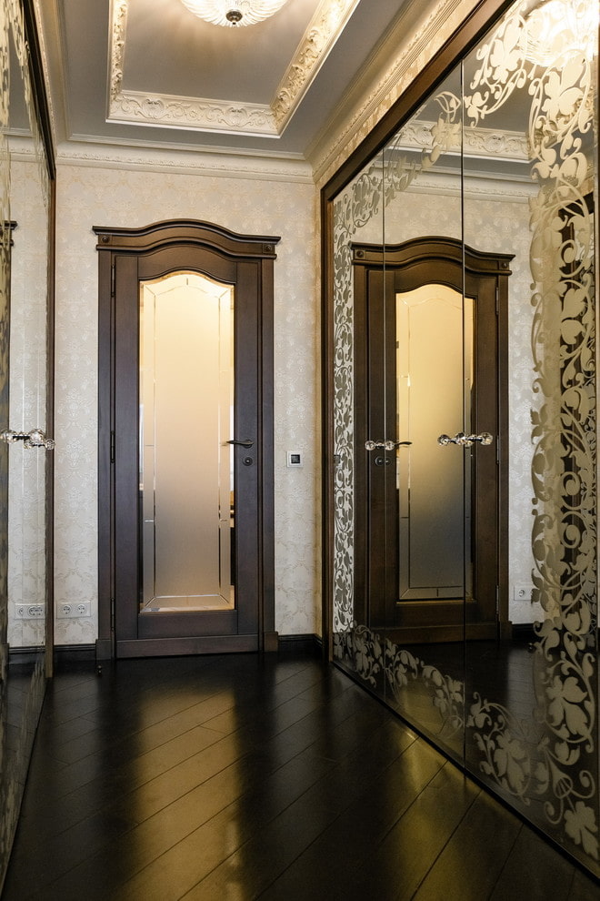 specchio con motivi sabbiati all'interno del corridoio