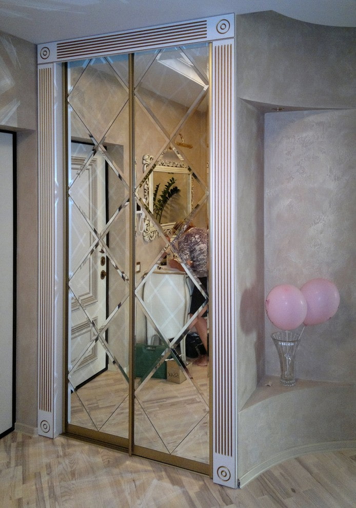 viistetty peili, joka on rakennettu sisätilojen vaatekaappiin