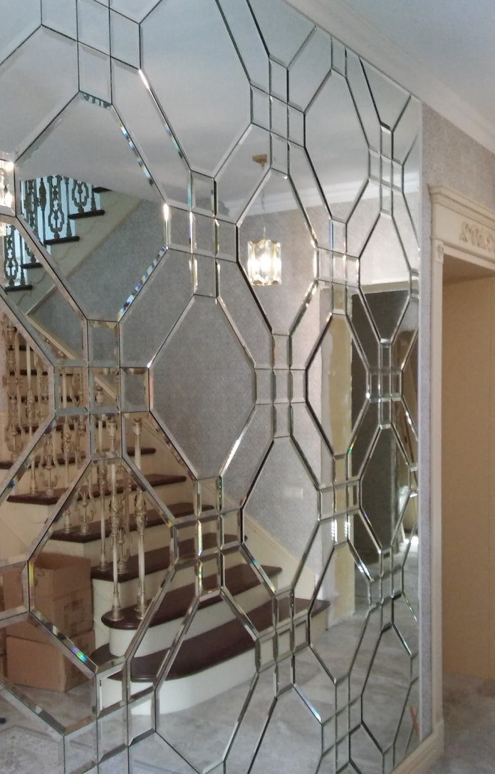 fazetové zrkadlo s ľubovoľnými tvarmi v interiéri