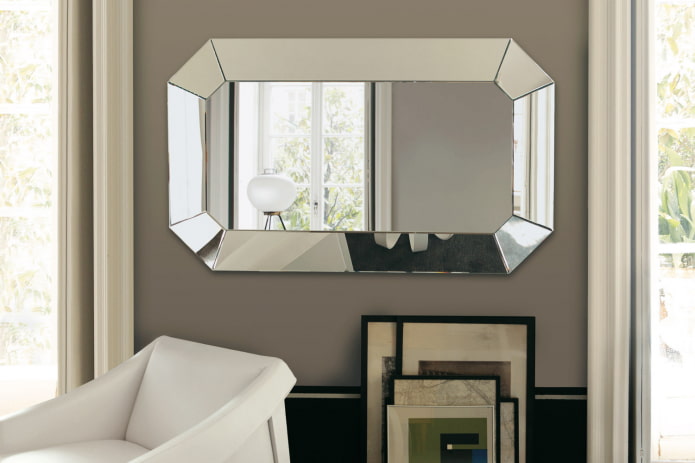 spoguļa izstrādājums ar dubultu šķautni interjerā
