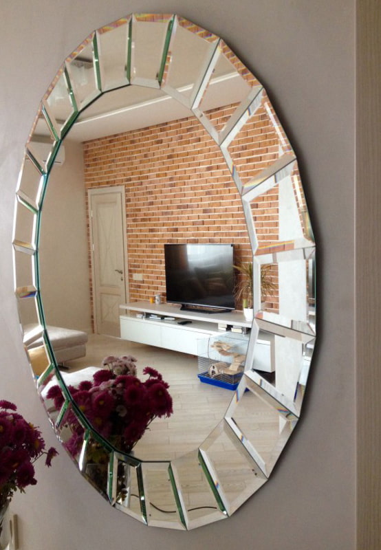 miroir ovale à facettes à l'intérieur