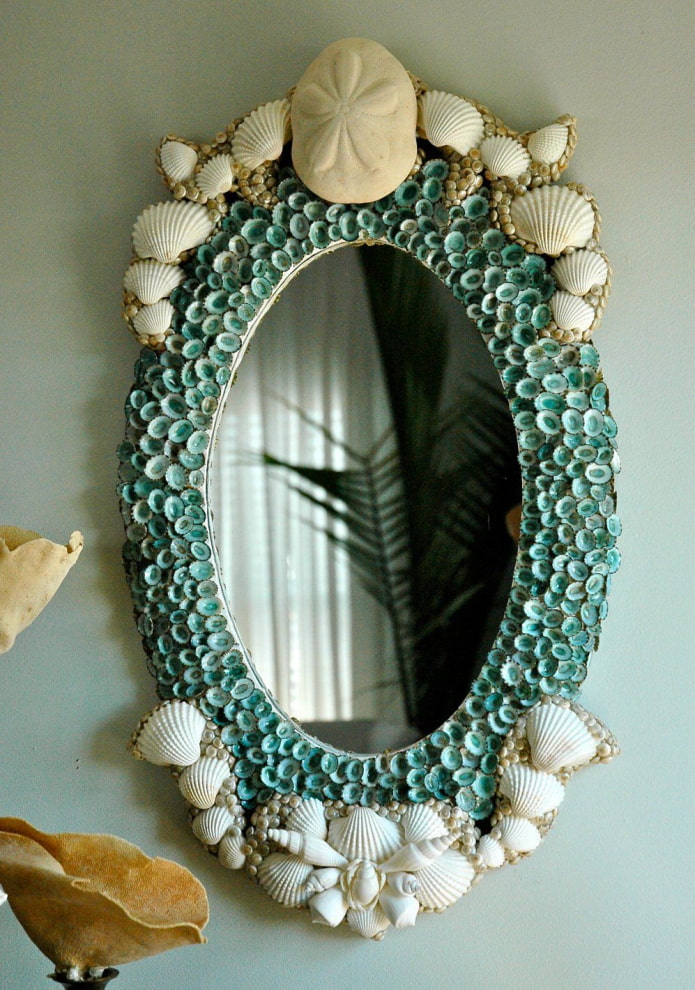 kriauklėmis dekoruotas veidrodis