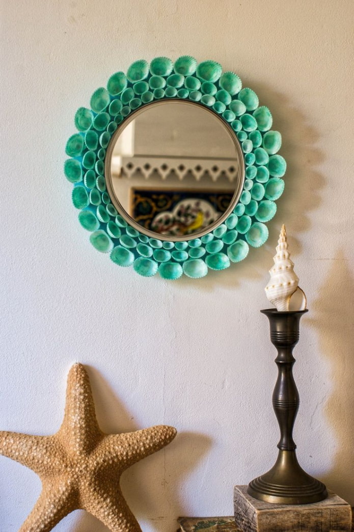 spogulis dekorēts ar čaumalām