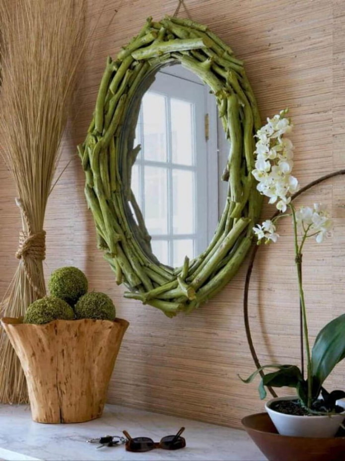 oglindă decorată cu ramuri de copaci