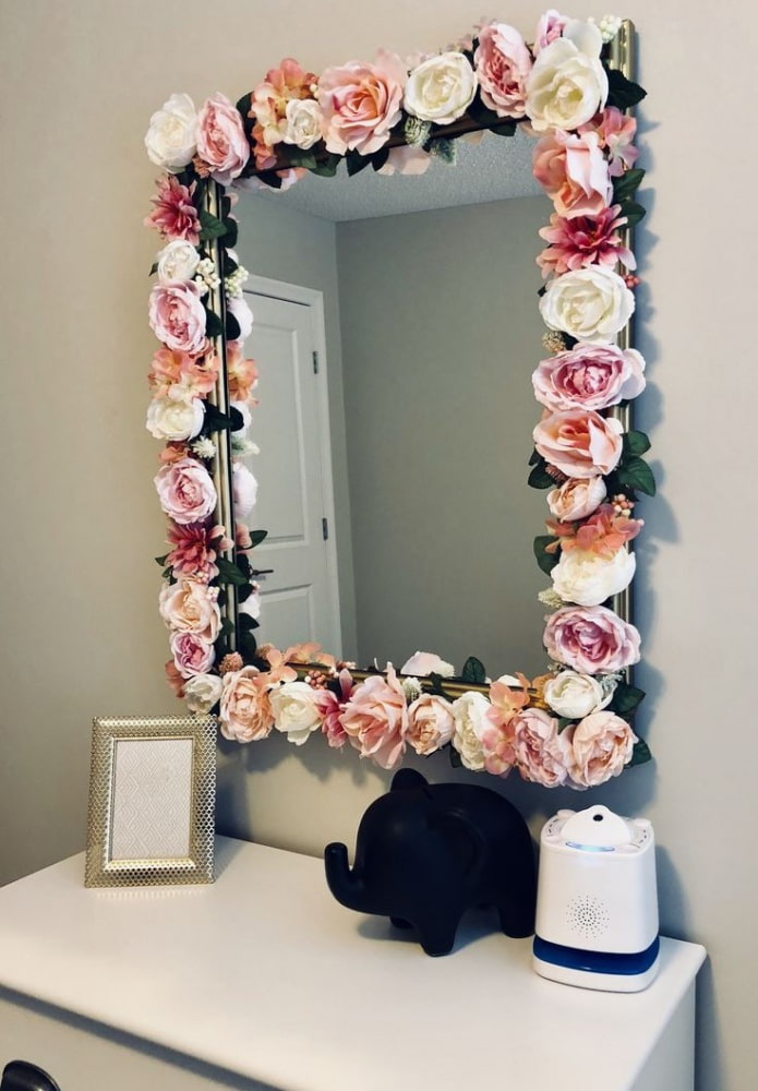 veidrodis dekoruotas gėlėmis interjere