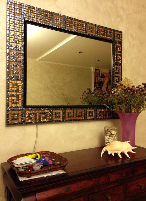 oglindă într-un cadru mozaic în interior