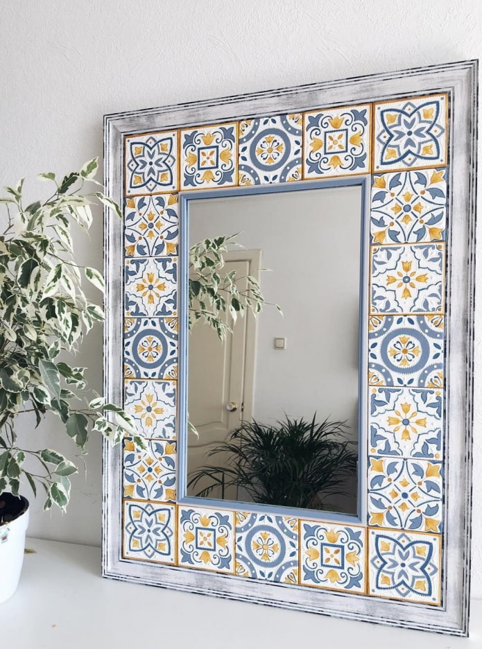 oglindă decorată cu gresie