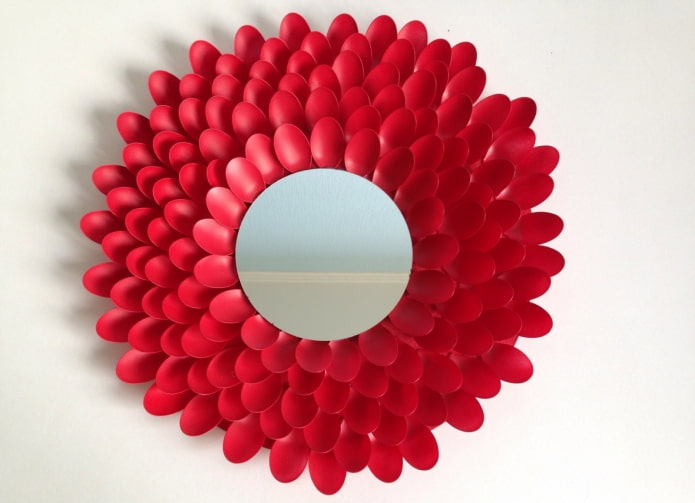 veidrodis dekoruotas plastikiniais šaukštais