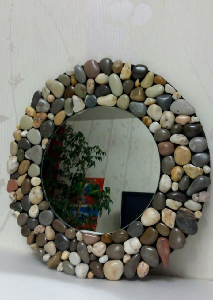 zrcadlo zdobené kameny