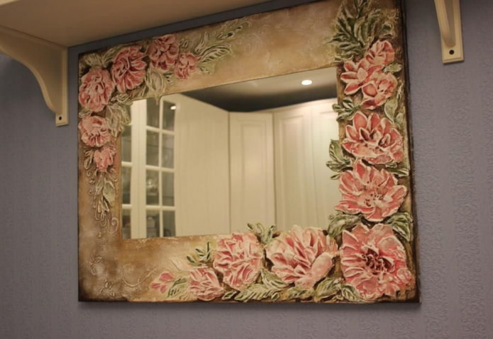 specchio decorato con gesso