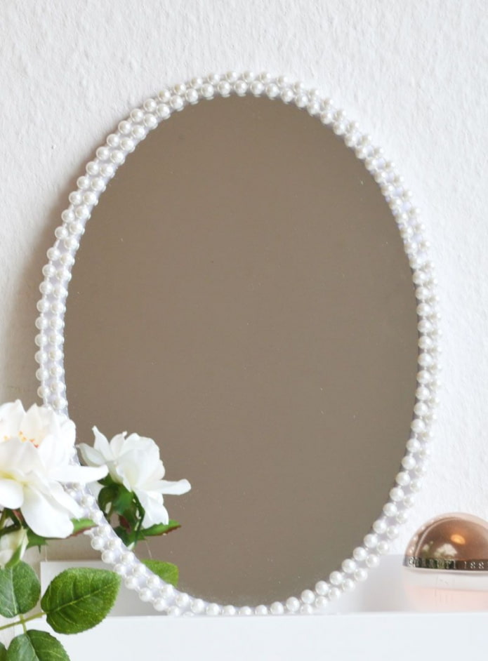 specchio decorato con perline