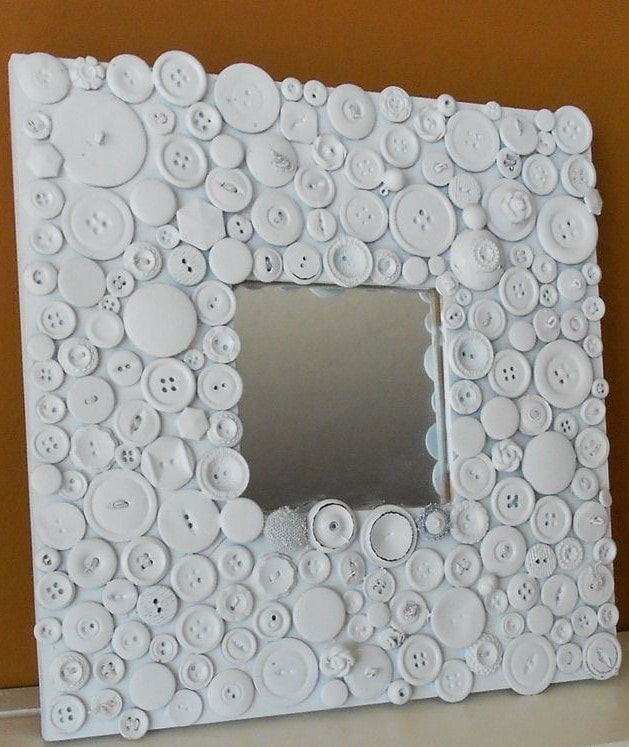 specchio decorato con bottoni