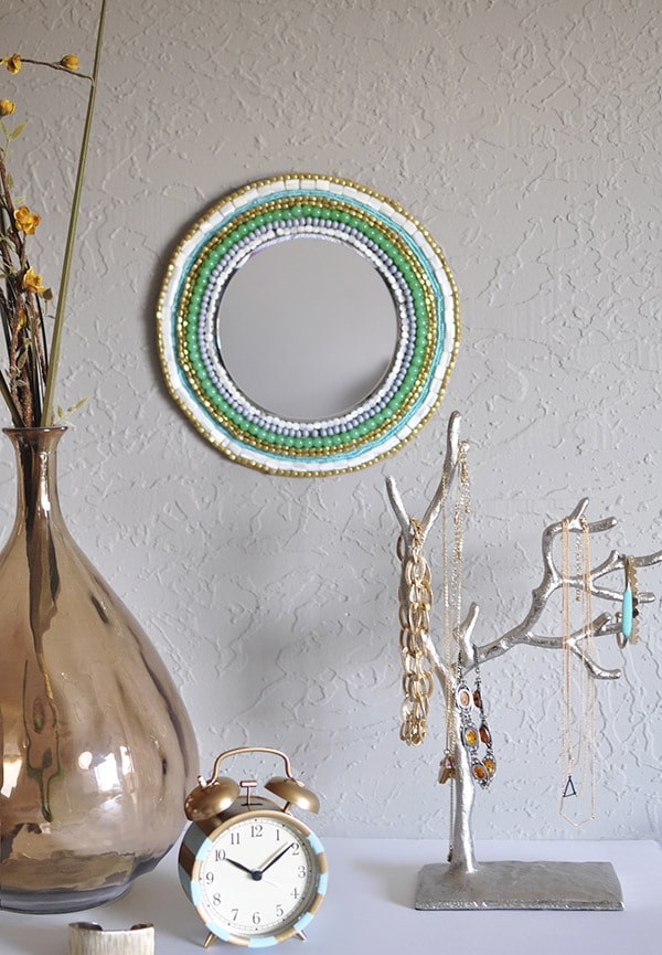 specchio decorato con perline