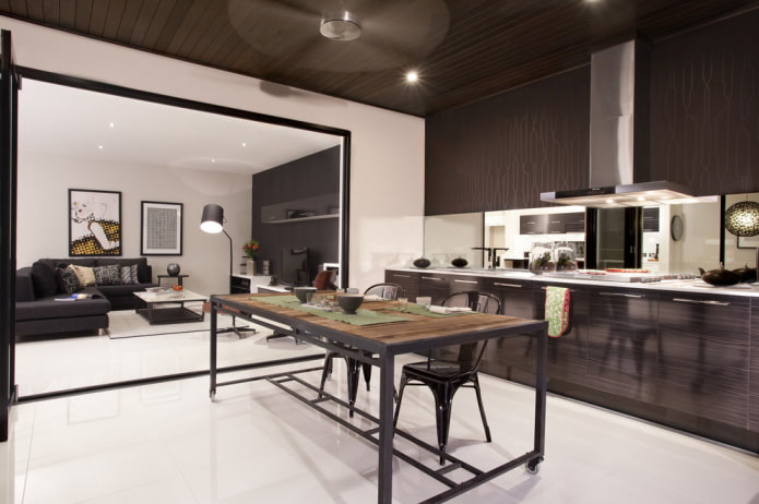 veidrodis virtuvės interjere modernaus stiliaus