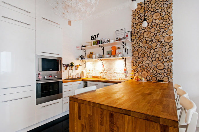 pannelli di legno all'interno della cucina