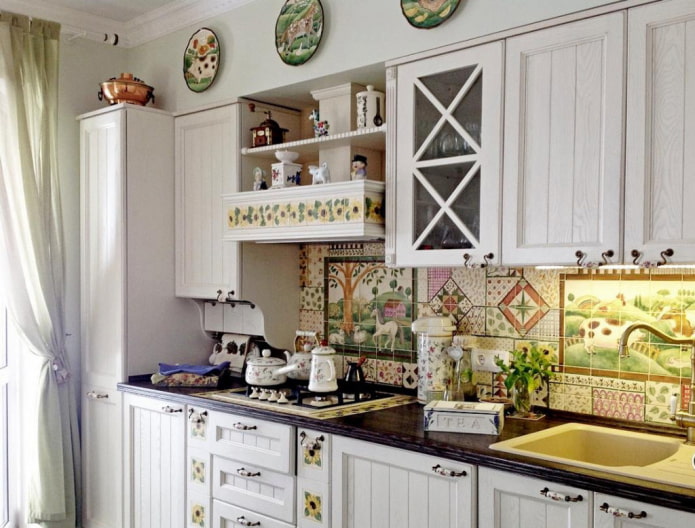panelen van keramische tegels in het interieur van de keuken