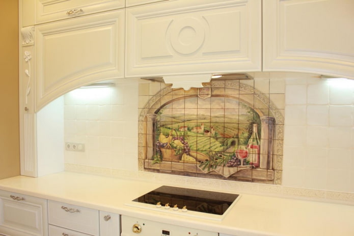 panely z keramických dlaždíc v interiéri kuchyne