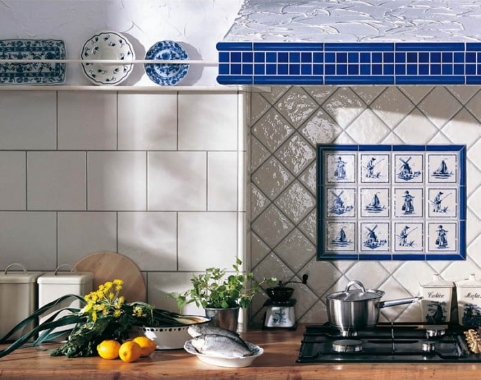 panely z keramických dlaždic v interiéru kuchyně