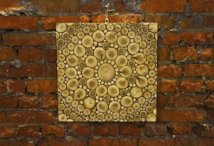 panel z drevených rezov na stene
