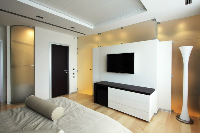 Televizor în interiorul dormitorului în stilul minimalismului