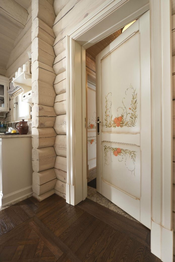 malede døre i Provence stil interiør