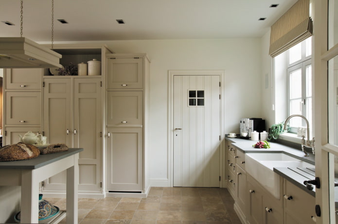 białe drzwi w kuchni w stylu prowansalskim