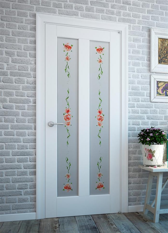 krāsotas durvis Provansas stila interjerā