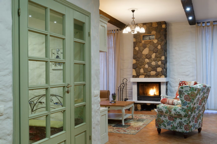 porte verdi all'interno in stile provenzale
