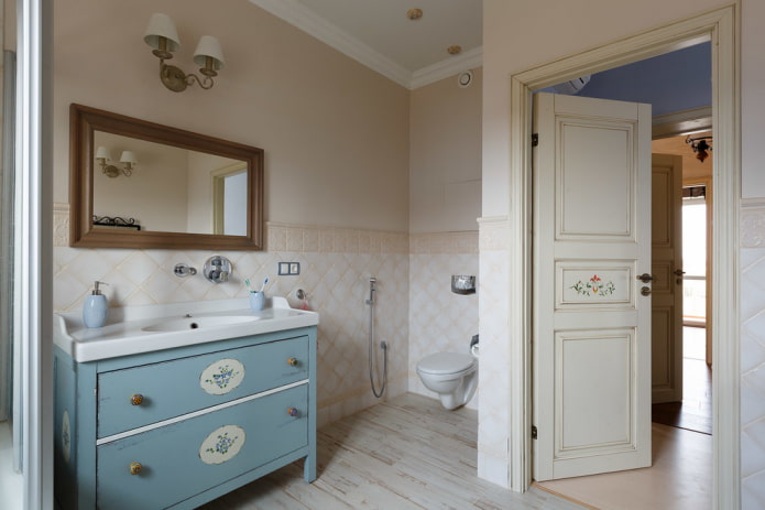 malované koupelnové dveře ve stylu provence