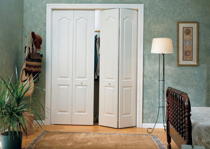drzwi w kształcie harmonijki we wnętrzu w stylu prowansalskim