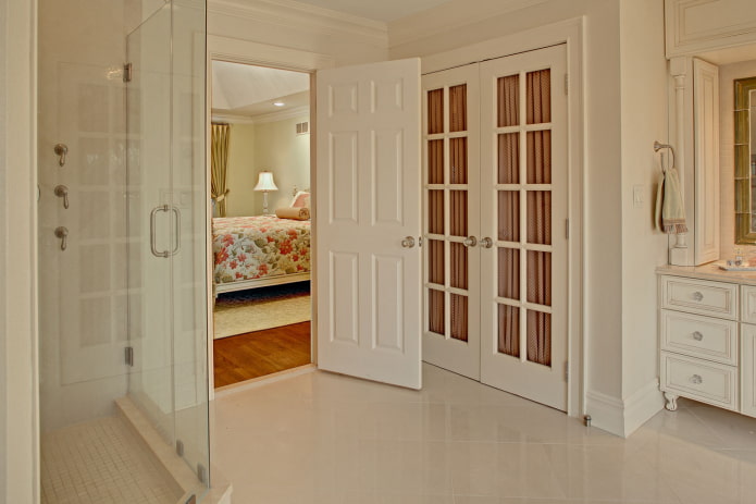 דלתות PVC בחדר אמבטיה בסגנון פרובנס
