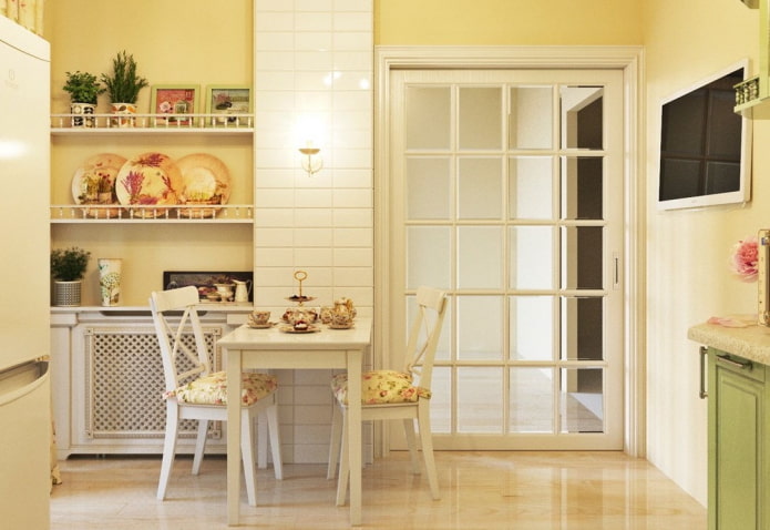 durys virtuvės interjere pagal Provanso stilių