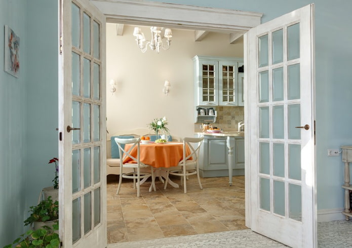 Provence tarzında mutfağın iç kısmındaki kapılar