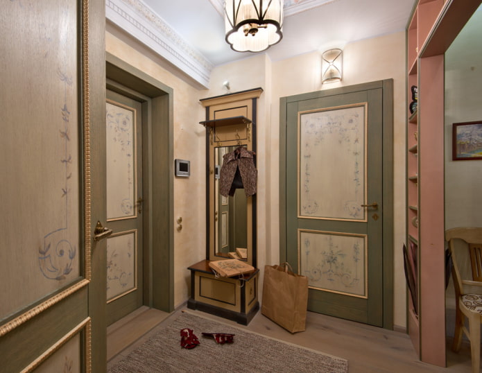 durys su ornamentu koridoriuje pagal Provanso stilių