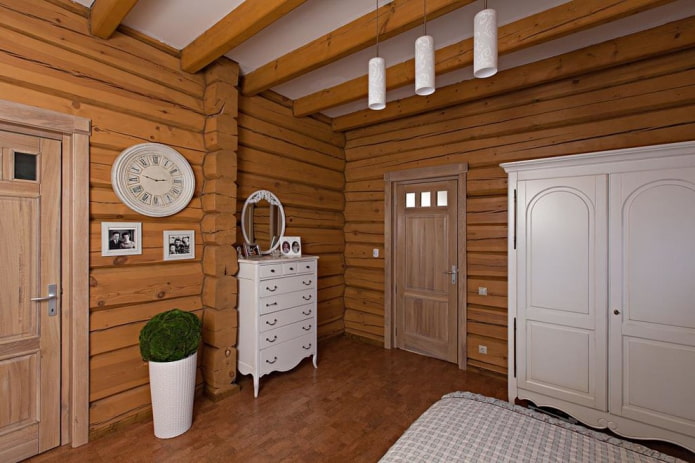 Provanso stiliaus medinės durys miegamajame