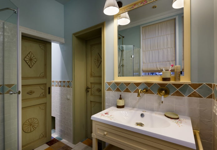 døre i det indre af badeværelset i stil med Provence