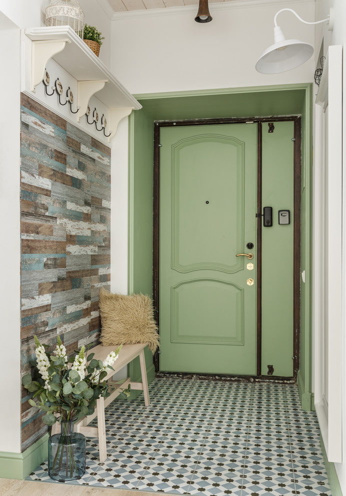zelené vchodové dvere na chodbe