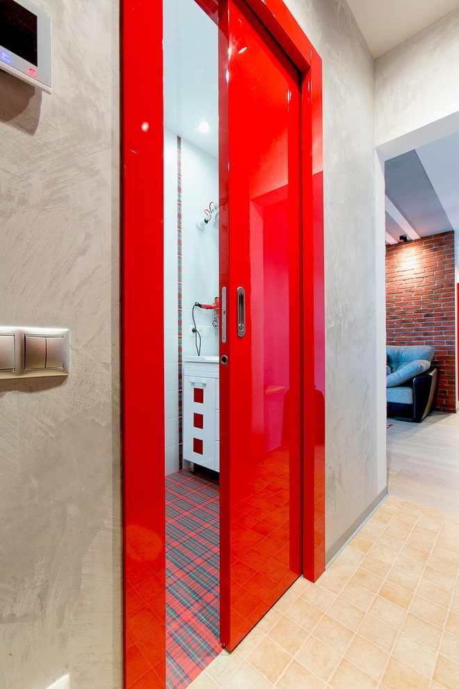 červené dvere v interiéri v loftovom štýle