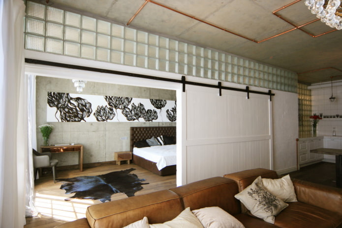 dveře stodoly v podkrovním stylu interiéru