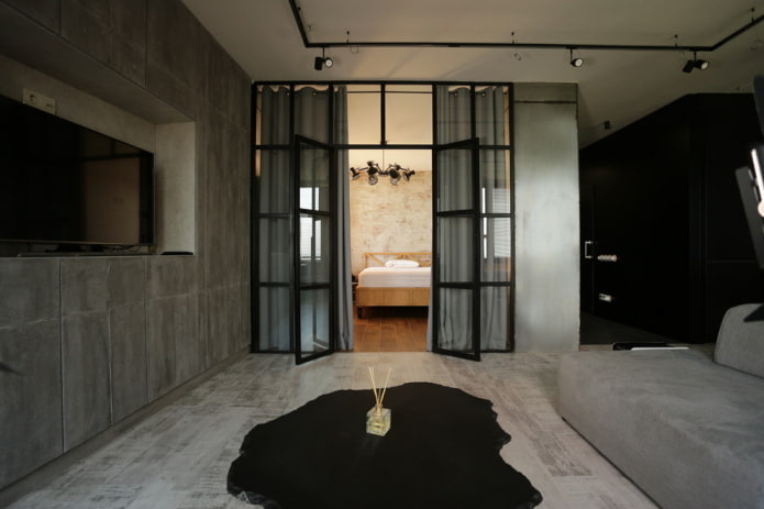 sklenené dvere v interiéri v loftovom štýle