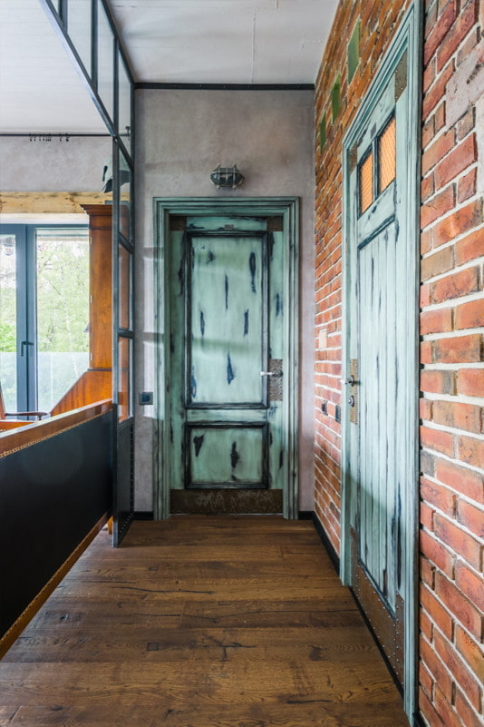 staré dveře v podkrovním stylu interiéru