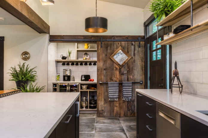 deur gemaakt van planken in een keuken in loftstijl