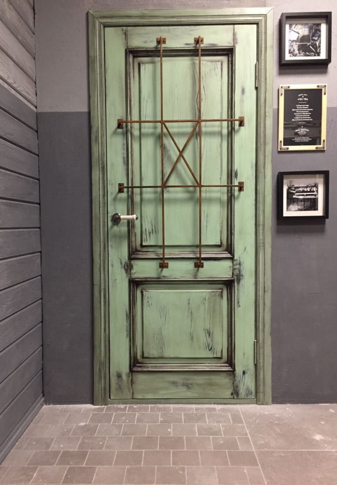 zaļas durvis interjerā bēniņu stilā