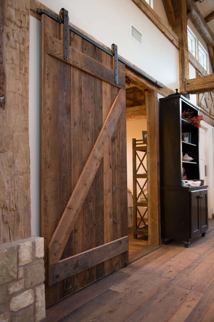 rudos durys interjere lofto stiliaus
